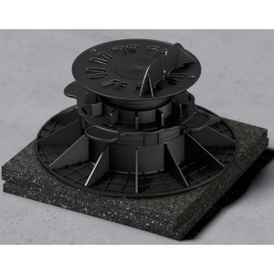 GS gumová podložka s hliníkovou vrstvou (200x200x5mm) pod čiernym podstavcom pre terasové dosky.