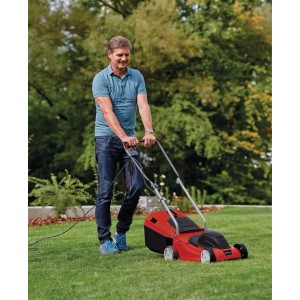 Muž kosí trávnik s červenou elektrickou kosačkou Einhell GC-EM 1232.