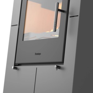Detail krbu: Sivé kachle so sklenenými dvierkami a striebornou rukoväťou.