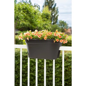 Antracitový kvetináč na zábradlie Florus Mediterran 2-Way 50 cm s oranžovými kvetmi na balkóne.