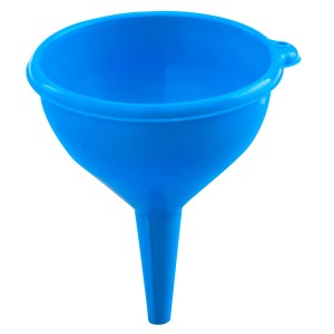 Modrý plastový lievik, kuchynské náčinie na tekutiny.