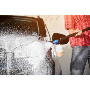Auto je čistené pomocou Nilfisk Car Combi Cleaner a tlakovej umývačky.