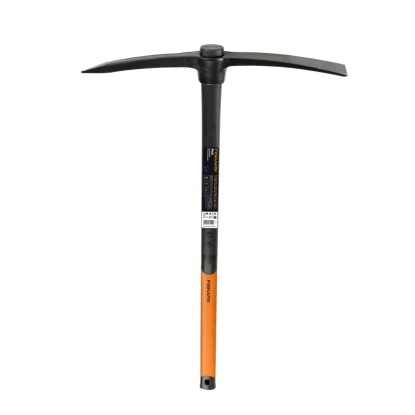 Krížová motyka Fiskars 200, dĺžka 90 cm, na úpravu pôdy a záhradnícke práce.