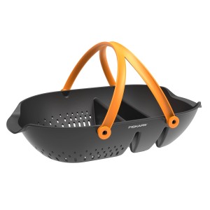 Zberný kôš Fiskars Plus, čierno-oranžový, so sitovou stranou, uzavretou priehradkou a priehradkou na náradie.