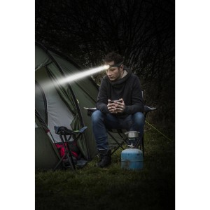 Muž kempuje s čelovkou Energizer Vision HD. Jasné svetlo, ideálne pre outdoorové aktivity.