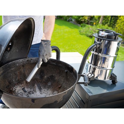 Nerezový vysávač popola AS-20/1200 A pri čistení grilu.