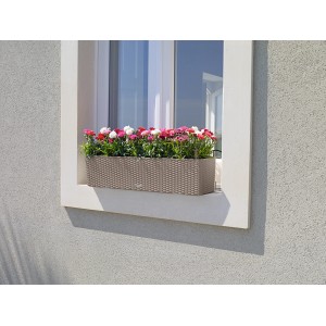 Lechuza Balconera Cottage 80, pieskovo hnedý kvetináč so zavlažovacím systémom a farebnými kvetmi.