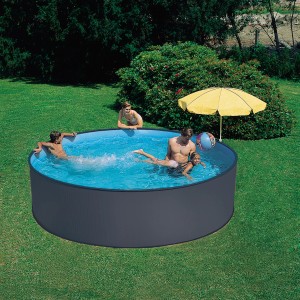 Okrúhly oceľový bazén Summer Fun Ventura v antracitovej farbe (Ø 450x120 cm) s rodinou v záhrade.