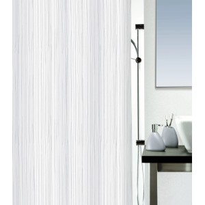 Biely textilný sprchový záves Spirella Raya (180x200 cm) s jemnými prúžkami v kúpeľni.
