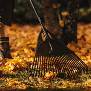 Fiskars Solid XL hrable na lístie pri zhrabávaní lístia v záhrade.