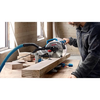 Pokosová píla Bosch Professional GCM 216 pri rezaní dreva.