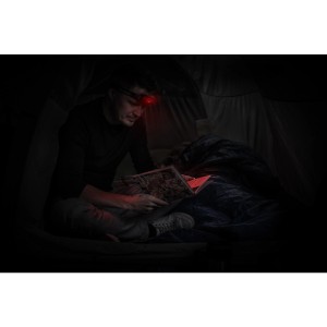 Muž číta v stane s červenou čelovkou Energizer. Univerzálna čelovka s 2xAAA batériami v cene.