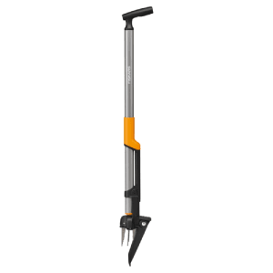 Ergonomický vytrhávač buriny Fiskars, oranžovo-čierny, s dlhou rukoväťou a zúbkovanými pazúrmi.