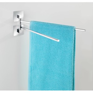 Wenko Quadro nerezový držiak na uteráky s dvomi otočnými ramenami a modrým uterákom.