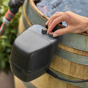 Akumulátorové čerpadlo do dažďového suda Gardena 2400 ComfortAutomatic 18 V Solo v prevádzke na sude.