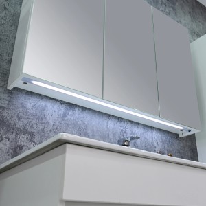 Sanotechnik Belluno biela kúpeľňová zostava so zrkadlovou skrinkou a LED osvetlením.