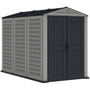 Sivý plastový záhradný domček Duramax YardMate Plus s dvojkrídlovými dverami a sedlovou strechou. Ideálny ako kôlňa na náradie.