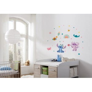 Samolepky na stenu Komar Stitch World v detskej izbe: Stitch, dúha, planéty a hviezdy ako dekorácia.