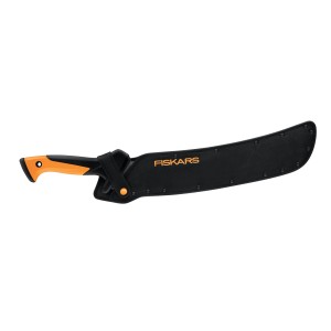 Mačeta Fiskars v čiernom puzdre s oranžovou rukoväťou.