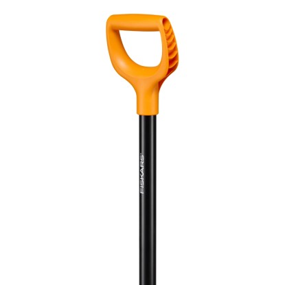 Detail rýľa Fiskars s oranžovou rukoväťou a čiernou násadou.