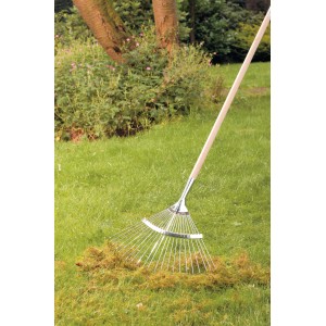 LUX Classic 180 cm násada na náradie s hrabľami pri použití na trávniku.