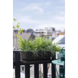 Čierny závesný kvetináč Elho Greenville Easy Balcony (52 cm) so zelenými rastlinami na balkónovom zábradlí.
