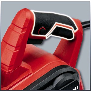 Detail ergonomickej rukoväte elektrického hoblíka Einhell TC-PL 750.