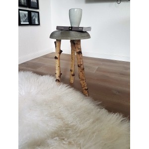 DIY stolík z betónu Ultrament s drevenými nohami a dekoráciou.