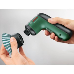 Akumulátorová kefa Bosch Universal Brush s kefovým nadstavcom v ruke, zelená/čierna.