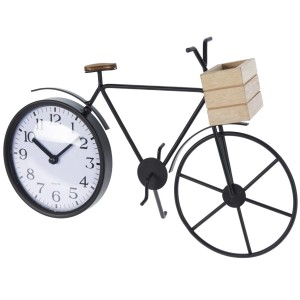 Dekoratívne stolové hodiny v tvare bicykla s košíkom, ideálne ako pútač v obývacej izbe.