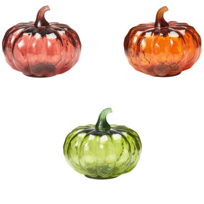 Tri rebrované sklenené tekvicové lampy v červenej, oranžovej a zelenej, dekoratívne figúrky na jeseň a Halloween.