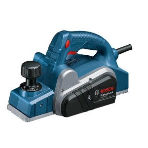 Modrý elektrický hoblík Bosch Professional na hobľovacie práce.