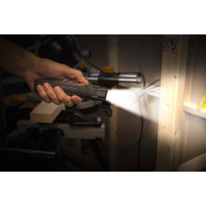 Pracovná lampa Energizer Hardcase v ruke, osvetľuje drevenú stenu. Svietidlo s batériami.