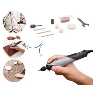 Multifunkčné náradie Dremel Stylo+ v ruke, s príslušenstvom. Ukazuje gravírovanie skla, kože a rezbárstvo dreva.