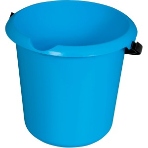 Modrý vedro na upratovanie.