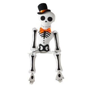 Boltze sediaci kostlivec, 80 cm, biely s čiernym klobúkom a oranžovým motýlikom. Ideálny na Halloween.