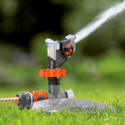 Zavlažovač trávnika Gardena Premium so saňami zavlažuje trávnik.
