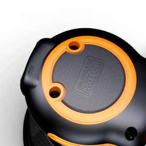 Excentrická brúska Worx WX823.9, detail brúsnej plochy s motorom