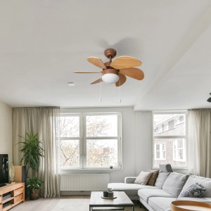 Stropný ventilátor CMI (Ø 76 cm) vo vzhľade dreva s lampou a šiestimi lopatkami rotora v obývacej izbe.