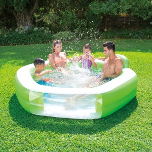 Zelený nafukovací rodinný bazén Summer Waves s ľuďmi hrajúcimi sa v záhrade.