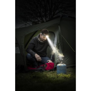 Muž používa čelovku Energizer Vision HD na varenie pred stanom. Jasná čelovka.