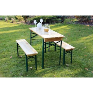 Malá pivná súprava na balkón/terasu so stolom šírky 60 cm, drevenými doskami a zeleným oceľovým rámom.