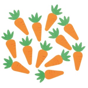 Dekoratívne mrkvy na Veľkú noc. Oranžové mrkvy so zelenou vňaťou ako dekorácie.