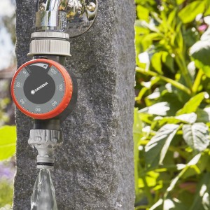 Zavlažovacie hodiny Gardena na kohútiku s tečúcou vodou. Zavlažovací počítač pre záhradu.