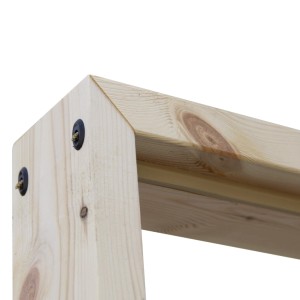 Detail drevenej zárubne (t.b.t.) s viditeľnou kresbou dreva a upevňovacími prvkami.