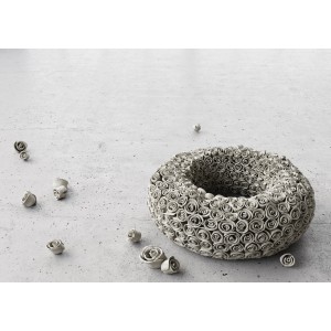 Dekoratívna misa z Ultrament Knet Beton, zdobená malými betónovými ružami.