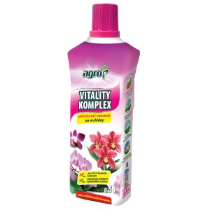 Fľaša hnojiva na orchidey s ružovým štítkom a kvetmi orchideí.